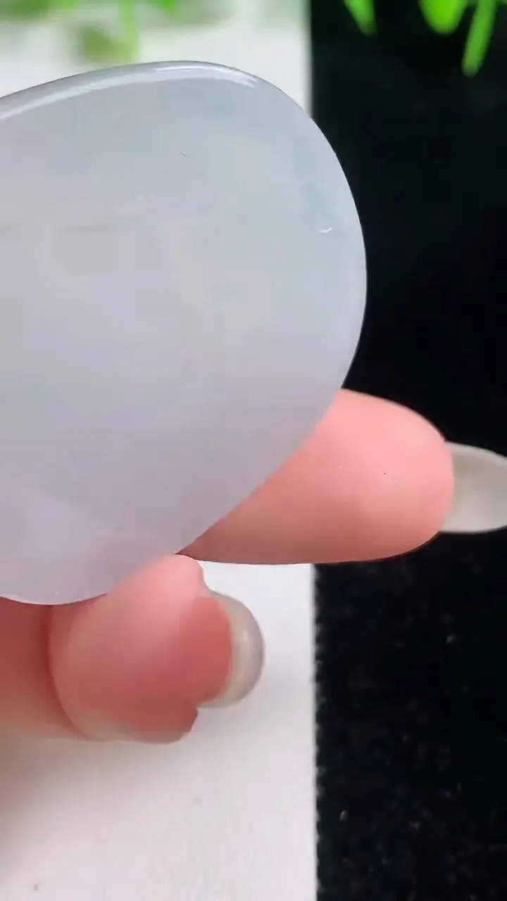 天然A货翡翠大势至菩萨吊坠，尺寸40.2-34.4-4.5，重量:13.56g
10月20日