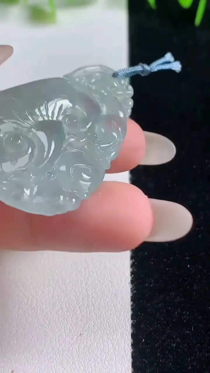天然A货翡翠今非昔比 蜥蜴吊坠，尺寸40.8-27.7-5.1，重量:8.18g
10月20日