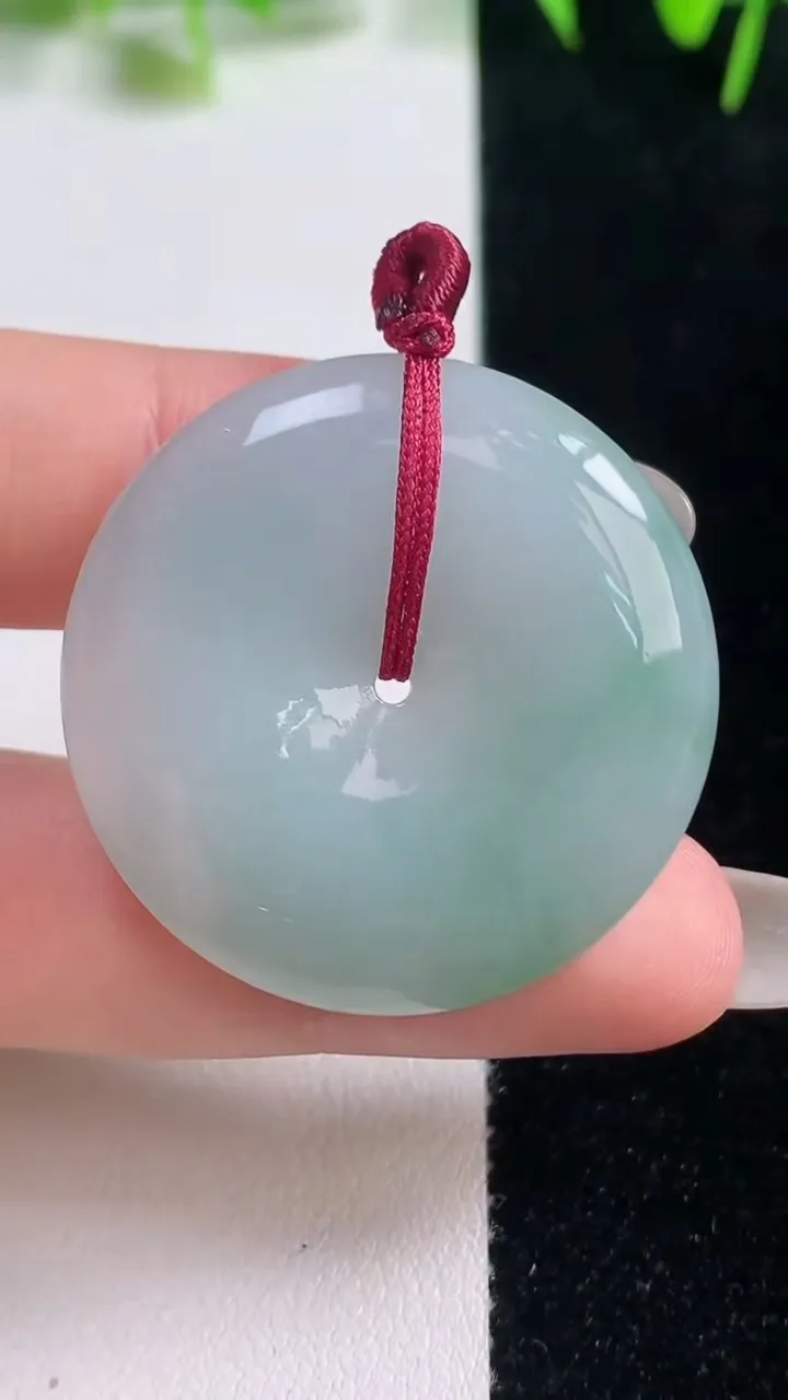 天然A货翡翠平安扣吊坠，尺寸33.7-6.4，重量:15.46g
10月20日