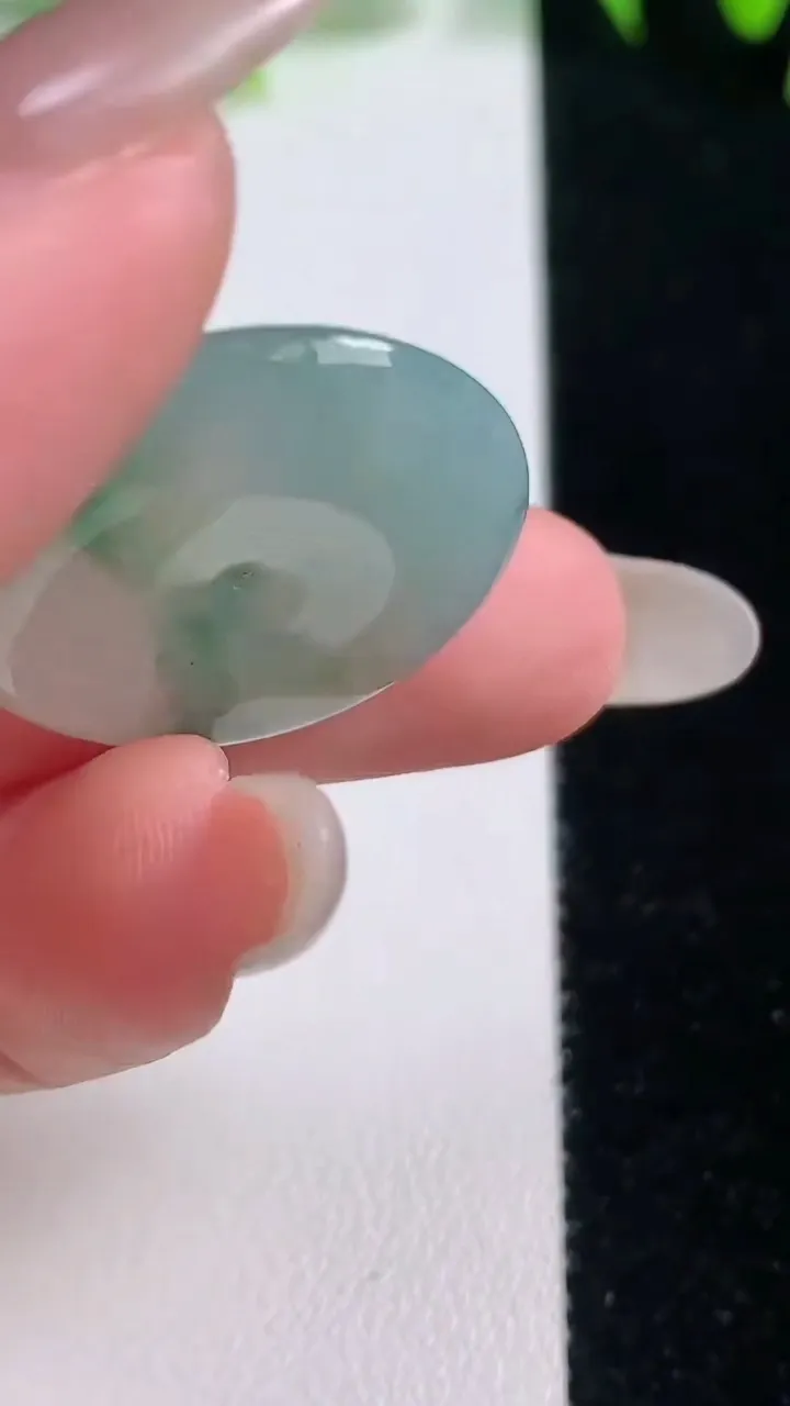 天然A货翡翠平安扣吊坠，尺寸25-5.3，重量:7.15g
10月20日