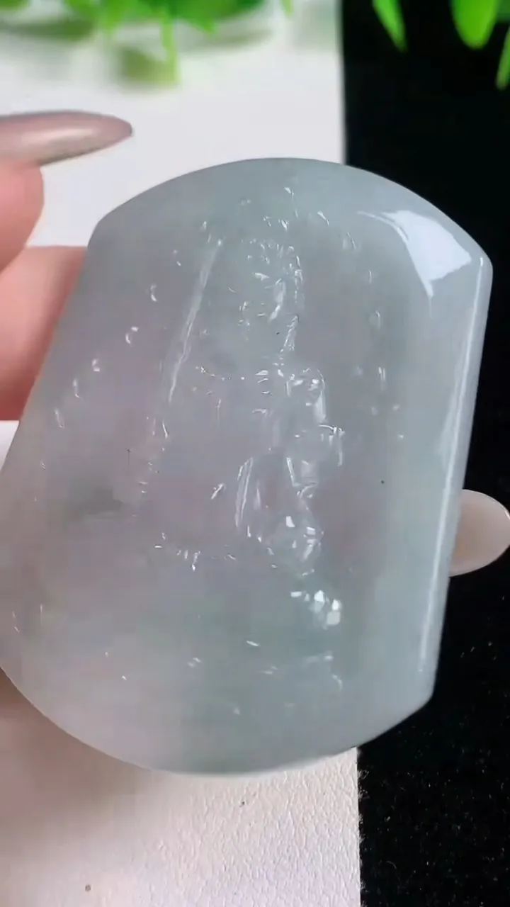 天然A货翡翠不动明王吊坠，尺寸53.9-42.9-5.3，重量:27.70g
10月20日
