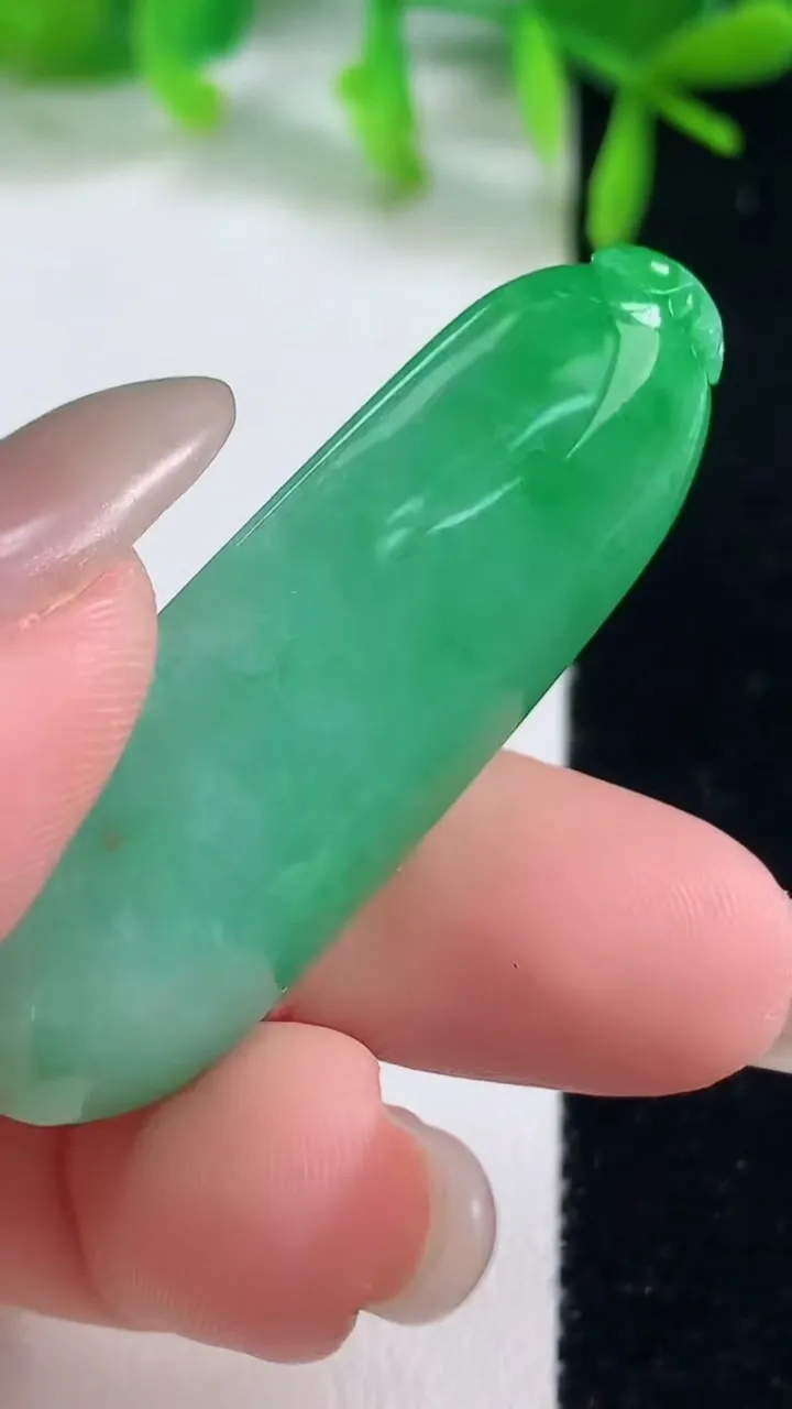 天然A货翡翠福瓜吊坠，尺寸45.7-16.2-11.2，重量:14.25g
10月20日