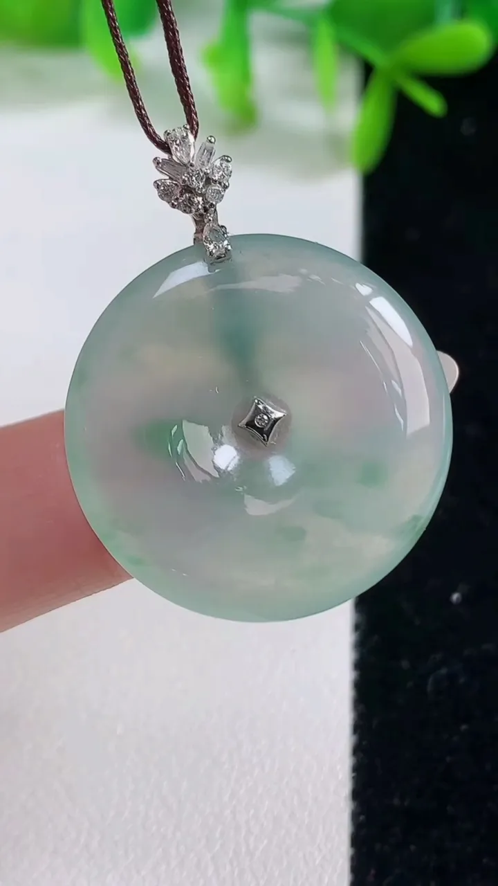 天然A货翡翠平安扣吊坠，尺寸26.3-5，重量:7.86g
10月20日