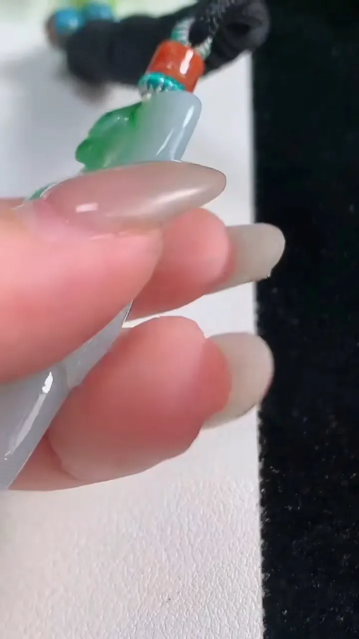 天然A货翡翠一鸣惊人吊坠，尺寸49-20.2-9.1，重量:20.50g
10月20日