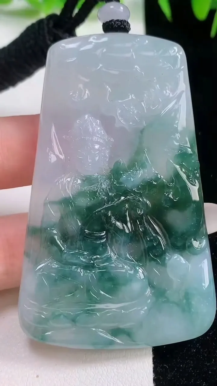 天然A货翡翠冰种飘花大势至菩萨吊坠，尺寸66.9-41.3-4.9，重量:35.55g
10月20日