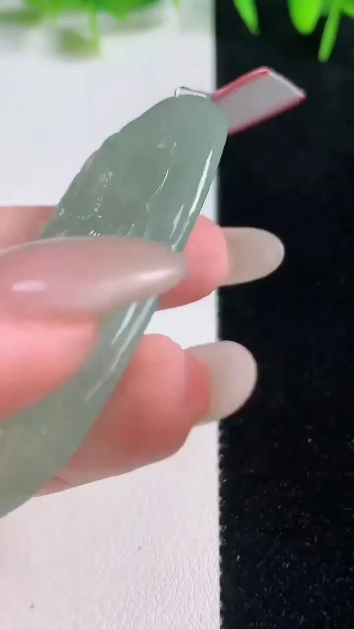 天然A货翡翠龙牌吊坠，尺寸55.5-25.8-7.5，重量:20.50g
10月20日