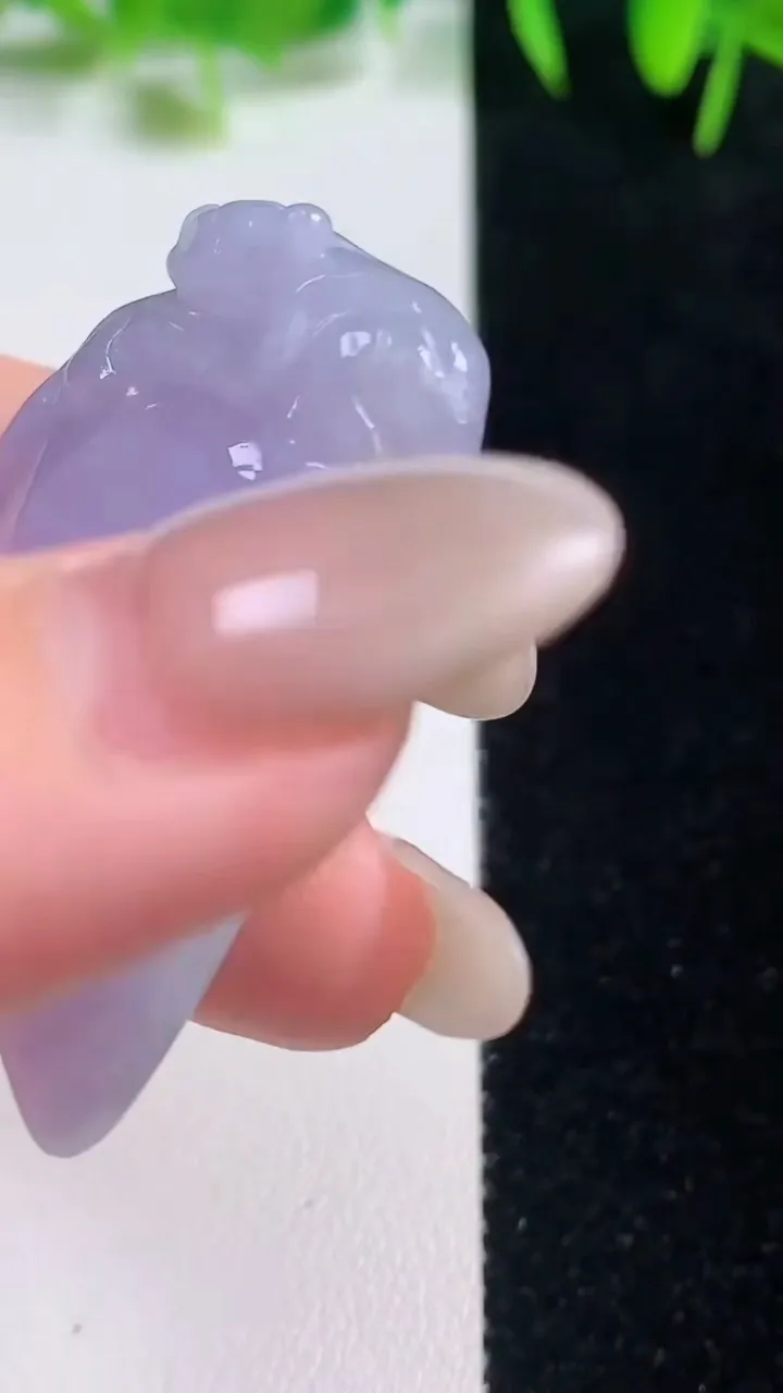 天然A货翡翠紫罗兰福瓜吊坠，尺寸44.4-23.5-10.7，重量:19.53g
10月20日