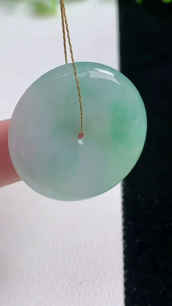 天然A货翡翠平安扣吊坠，尺寸28.2-5.4，重量:10.90g
10月20日