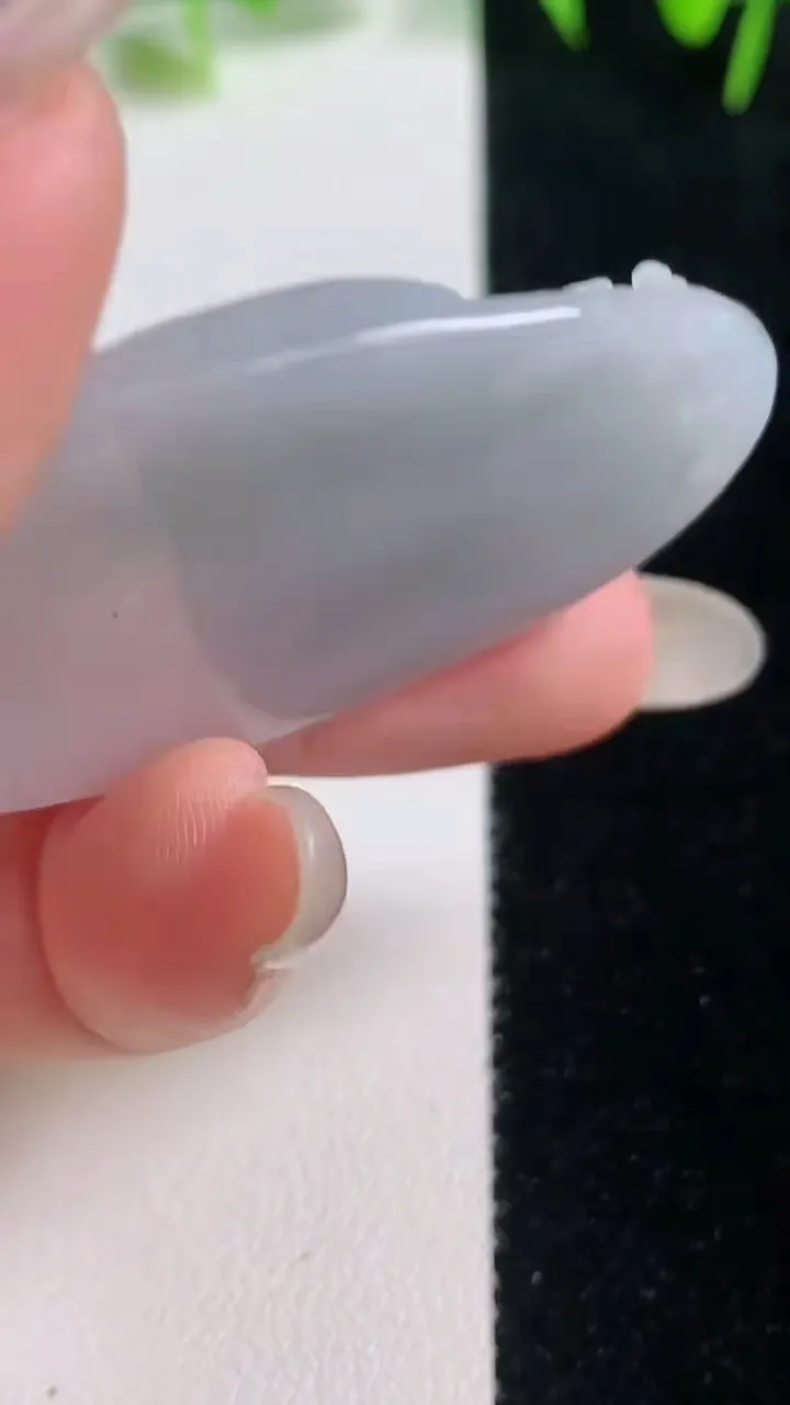 天然A货翡翠冰种飘花生肖狗吊坠，尺寸47.7-30.7-6，重量:13.90g
10月20日