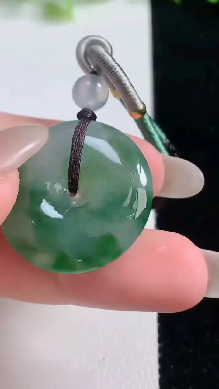 天然A货翡翠平安扣吊坠，尺寸26-6，重量:10.92g
10月20日