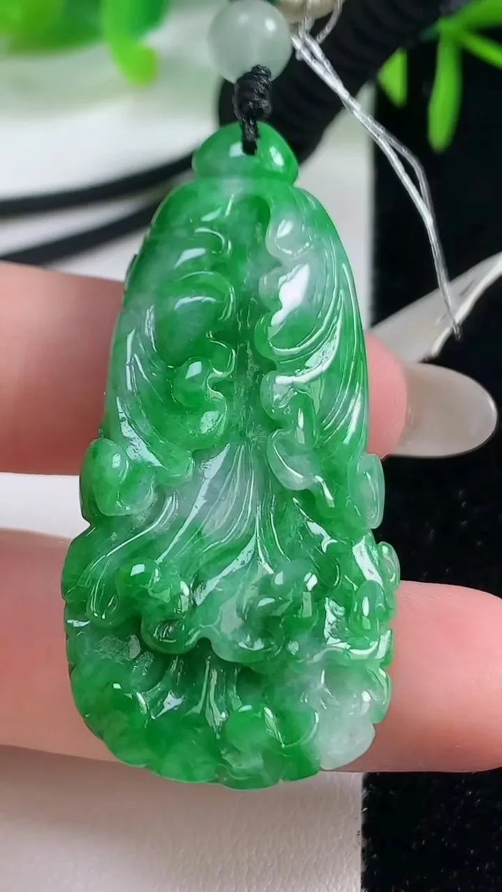 天然A货翡翠白菜吊坠，尺寸49.2-22.4-9.4，重量:20.00g
10月20日