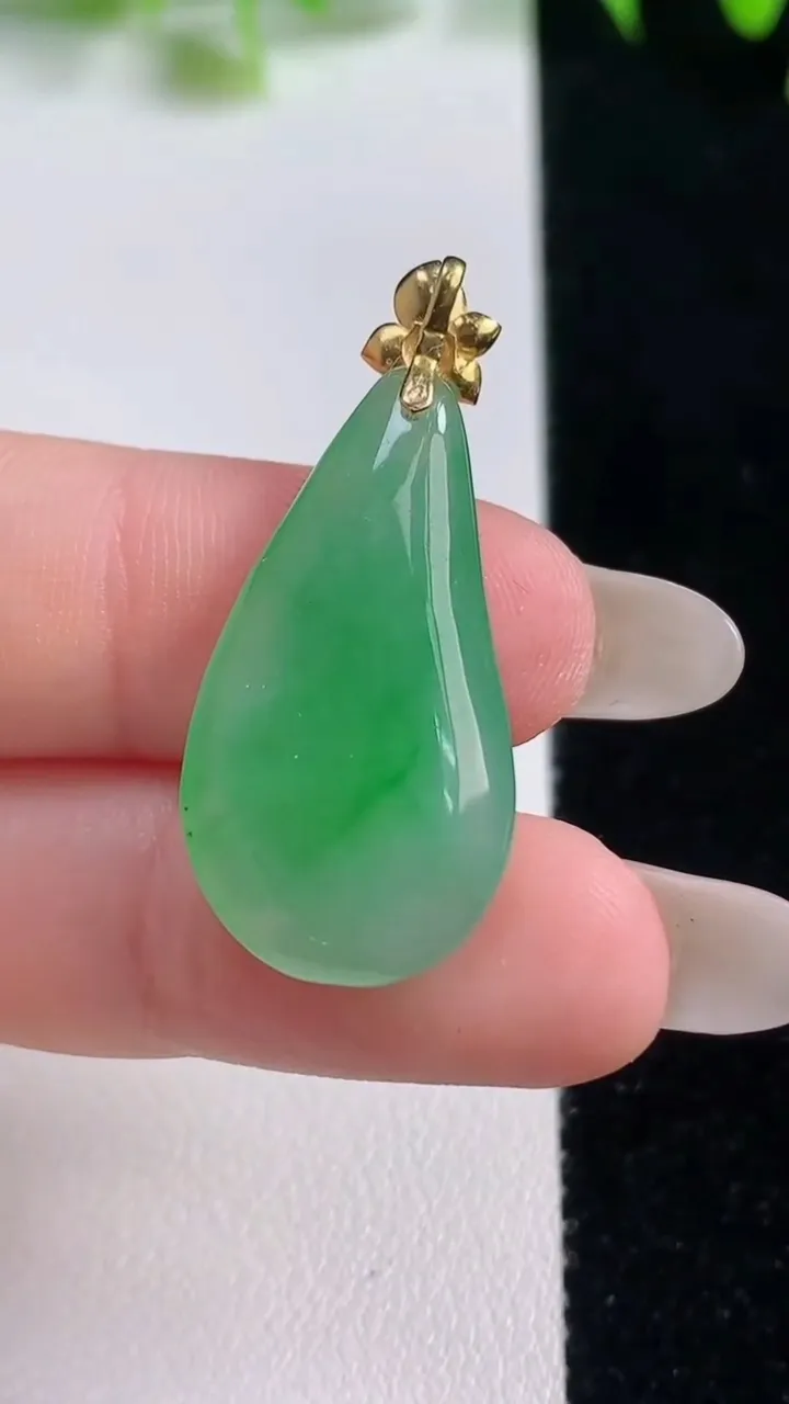 天然A货翡翠福瓜吊坠，尺寸26-14.9-5，重量:4.08g
10月20日
