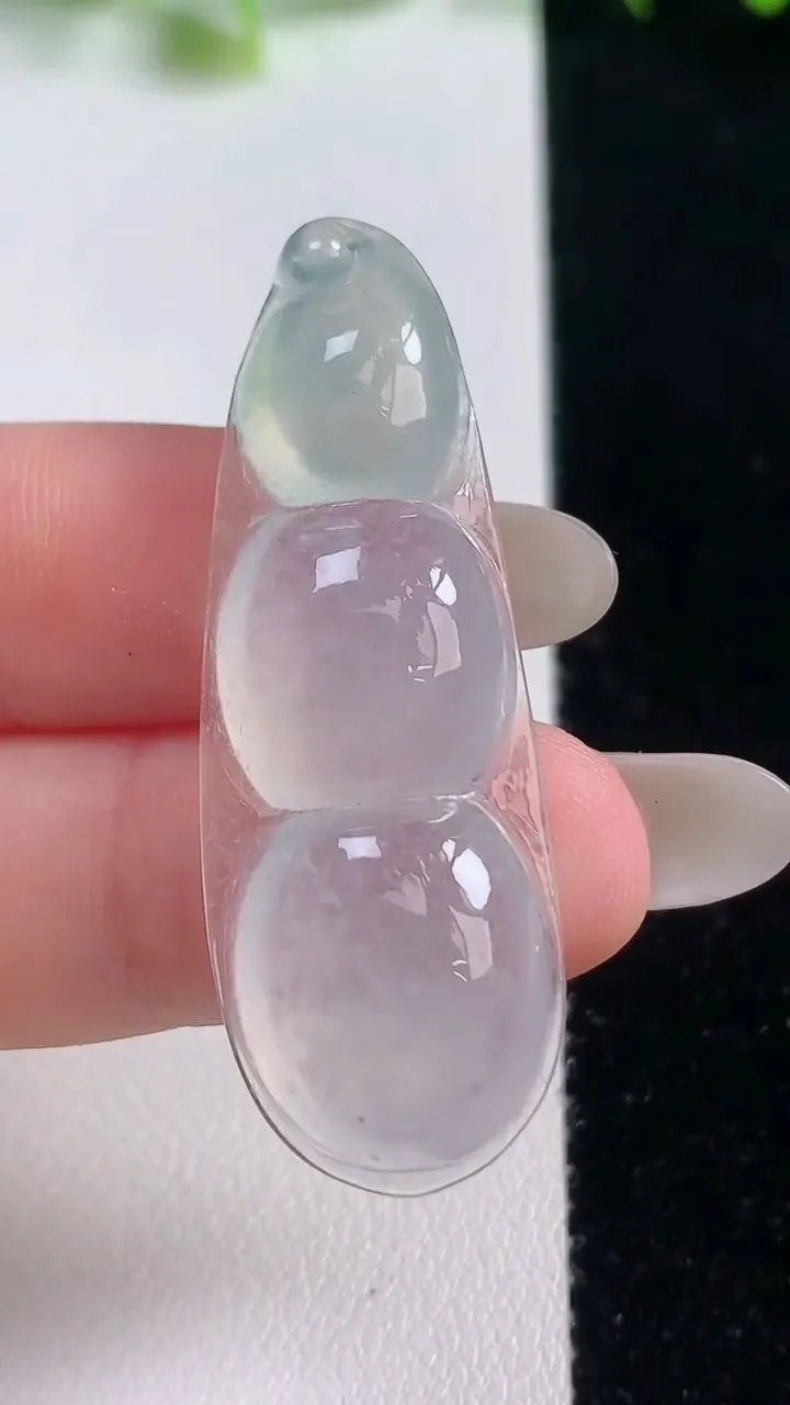 天然A货翡翠福豆吊坠，尺寸45-15.8-6.4，重量:7.28g
10月20日