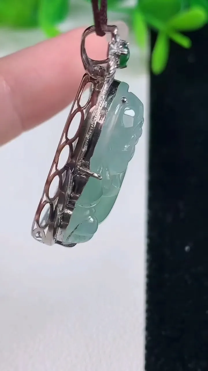 天然A货翡翠佛公吊坠，尺寸38.8-31-10.4，裸石26.5-28.4重量:9.35g
10月20日