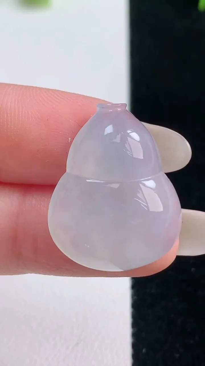 天然A货翡翠葫芦镶嵌件，尺寸24.3-19.5-6，重量:5.04g
10月20日