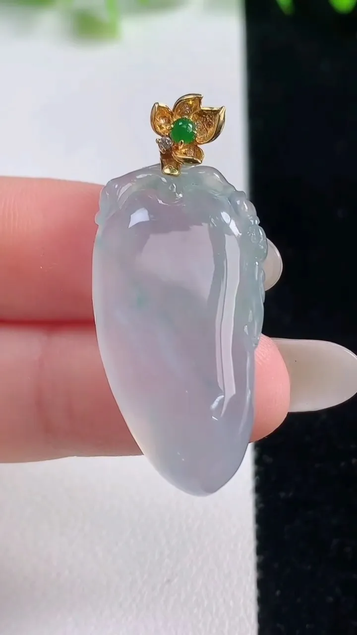 天然A货翡翠福瓜吊坠，尺寸31.5-16.3-6，重量:7.14g
10月20日