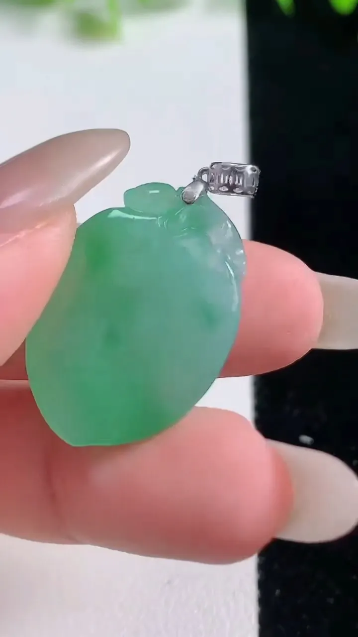 天然A货翡翠寿桃吊坠，尺寸25.7-18-7.6，重量:6.34g
10月20日
