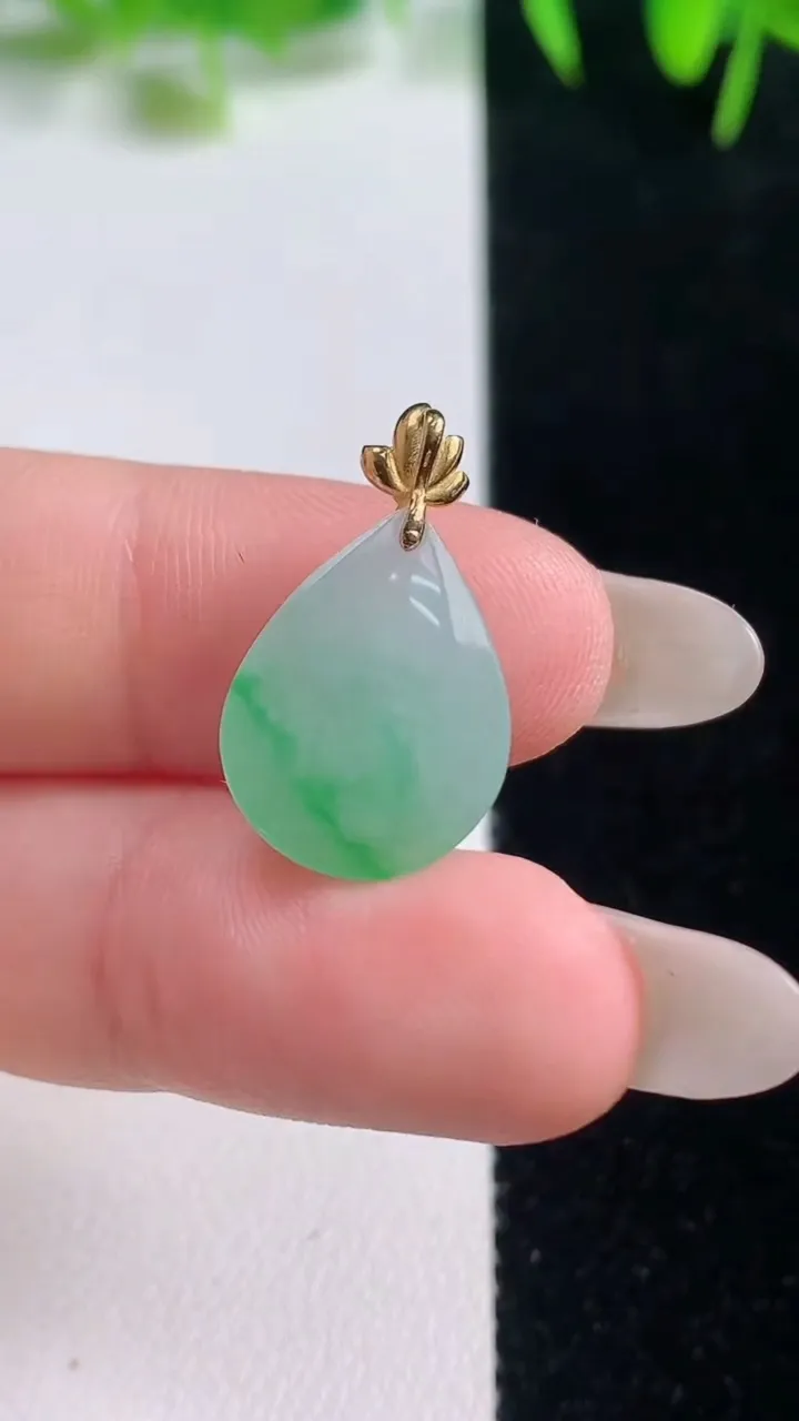 天然A货翡翠水滴吊坠，尺寸16.2-13-6.6，重量:2.23g
10月20日