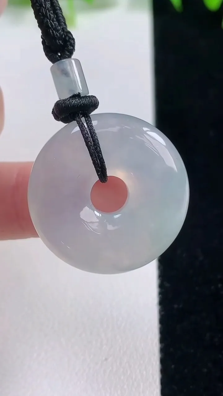 天然A货翡翠平安扣吊坠，尺寸25.4-6，重量:11.97g
10月20日