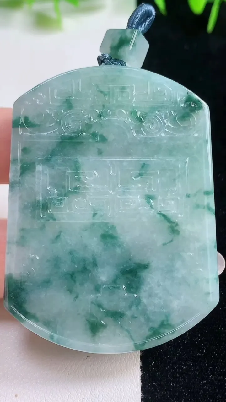 天然A货翡翠冰种飘花仿古无事牌吊坠，尺寸55-41.2-6，重量:35.70g
10月20日