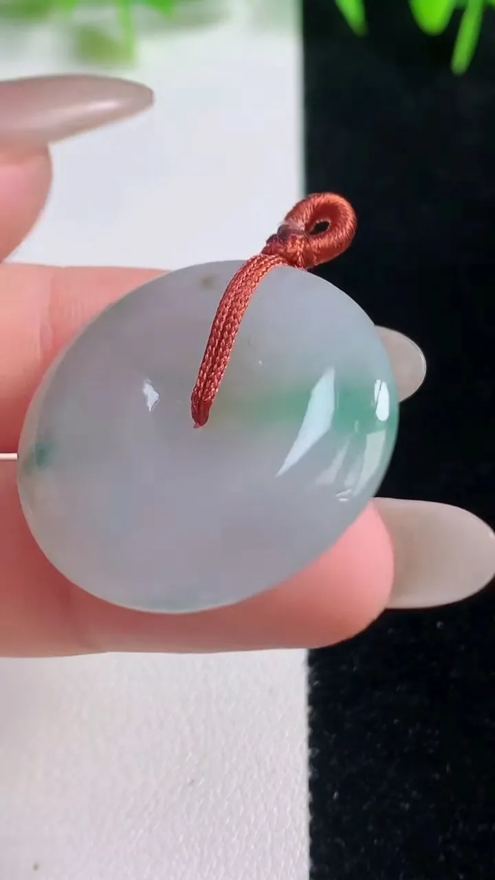 天然A货翡翠平安扣吊坠，尺寸28.6-6，重量:10.48g
10月20日