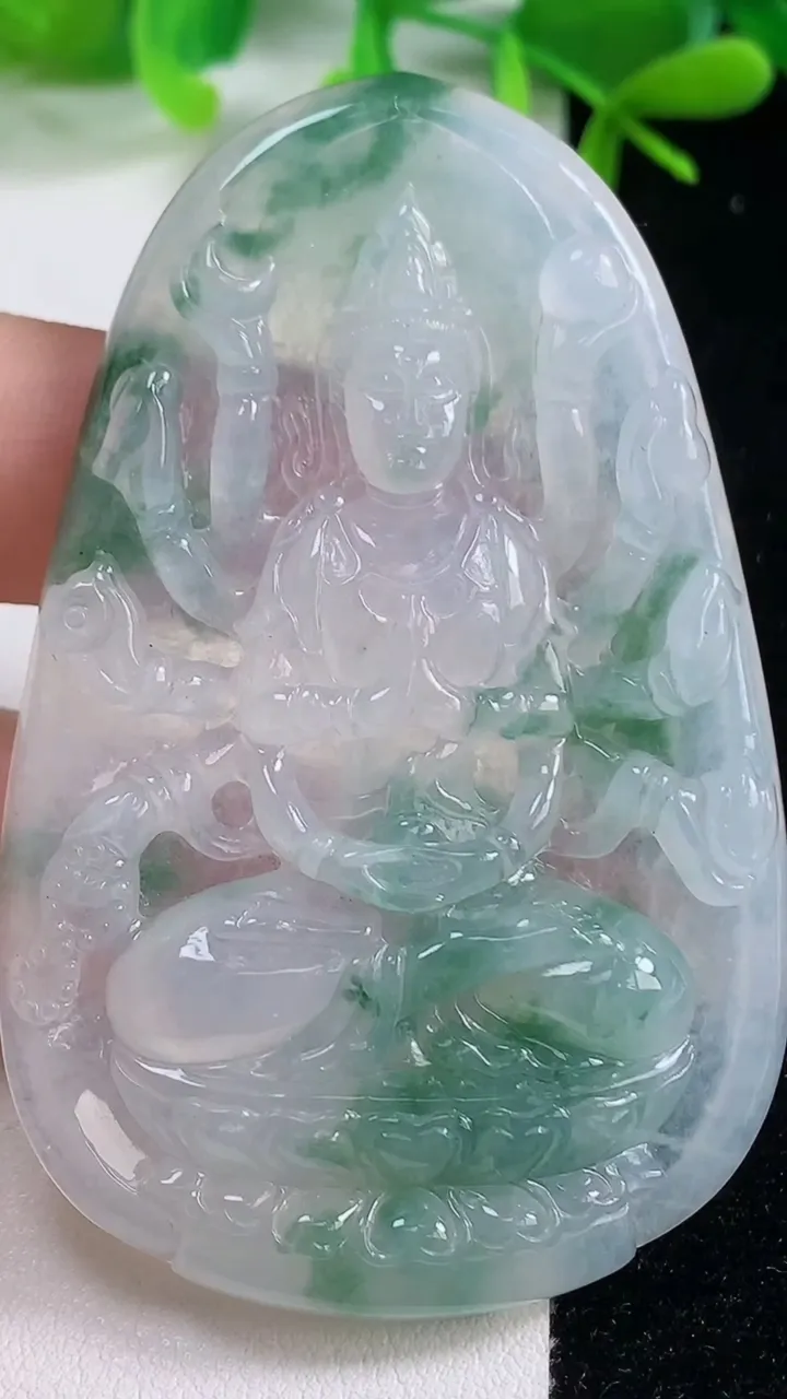 天然A货翡翠种飘花千手观音吊坠，尺寸66.6-43-6.6，重量:30.50g
10月20日