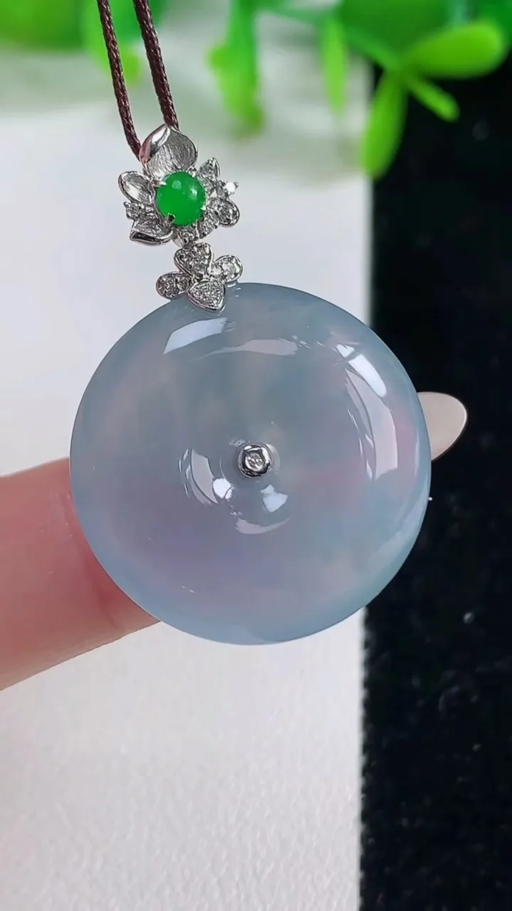 天然A货翡翠种紫罗兰平安扣吊坠，尺寸23.6-6.2，重量:8.35g
10月20日