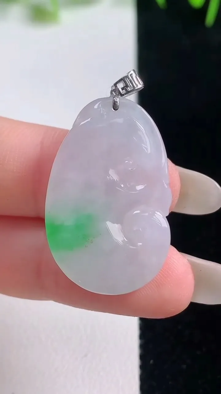 天然A货翡翠如意吊坠，尺寸29.5-18.8-4.3，重量:5.23g
10月20日