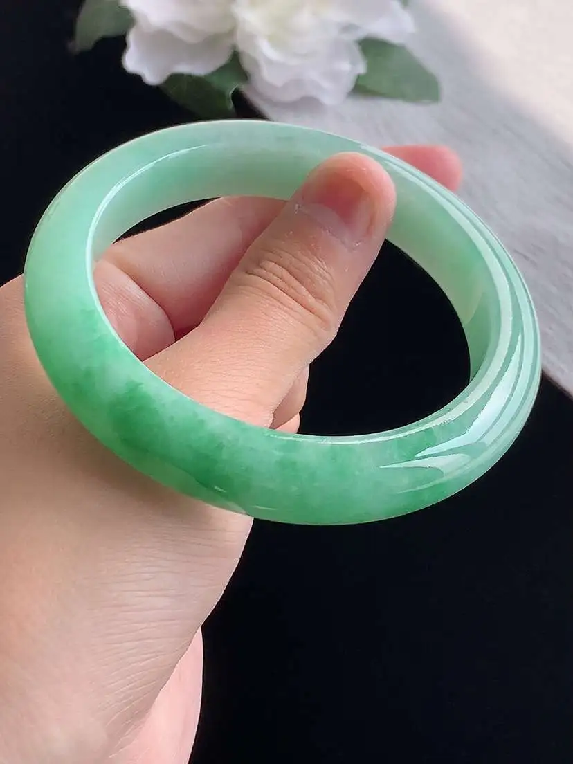 a货翡翠老坑冰种满绿正装正圈手镯60-61大圈口  尺寸60×12.2×8.8mm 重量70.70g 1019