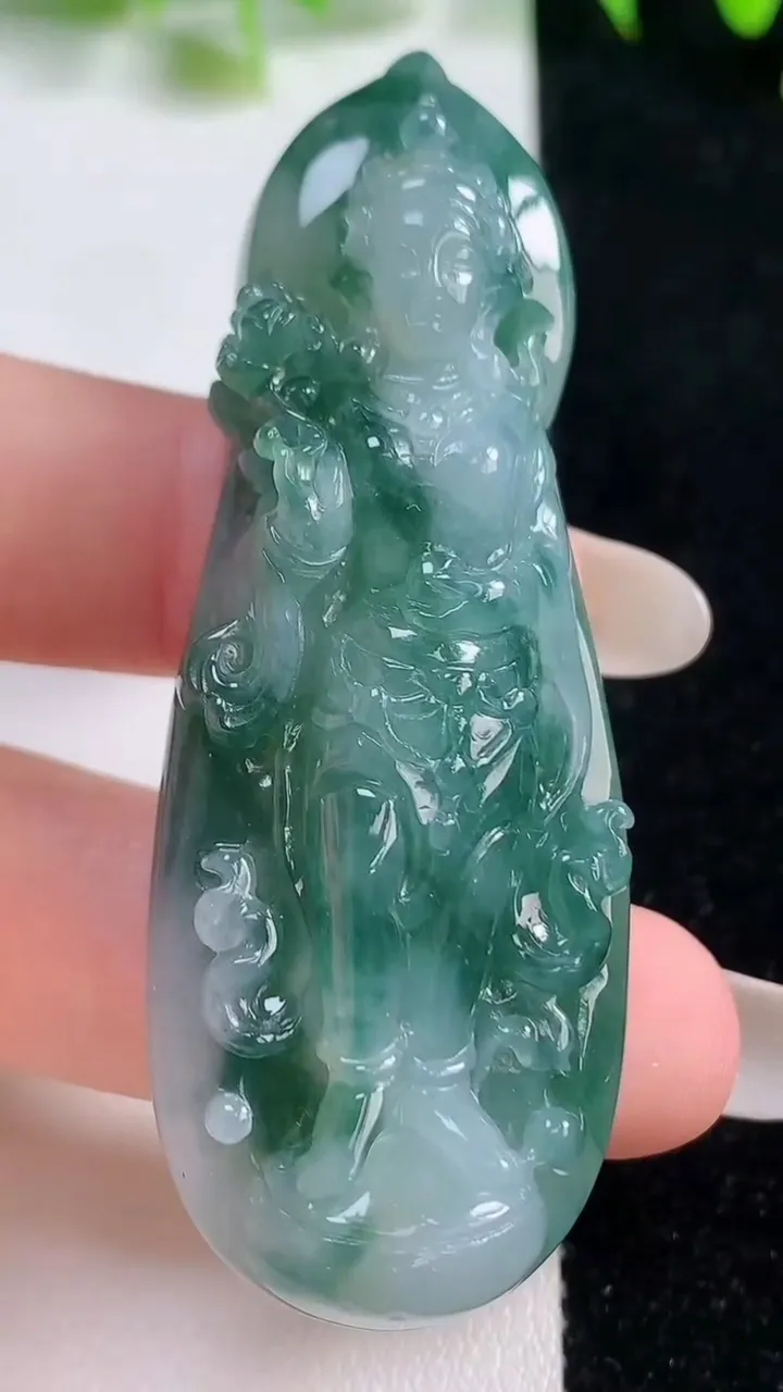 天然A货翡翠冰种飘花大势至菩萨吊坠，尺寸64.8-24-11.3，重量:32.48g
10月20日