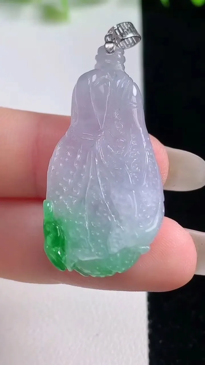 天然A货翡翠白菜吊坠，尺寸37.5-19-9.3，重量:9.83g
10月20日