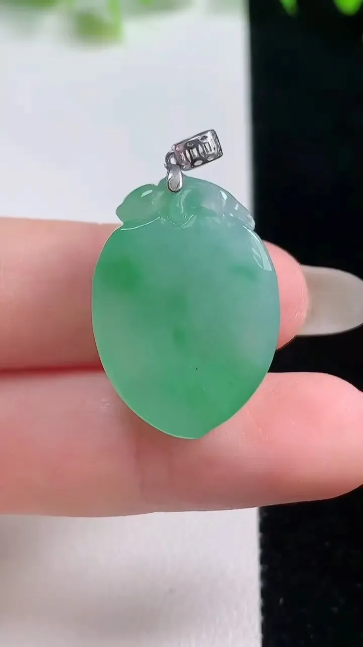 天然A货翡翠寿桃吊坠，尺寸25.7-18-7.6，重量:6.34g
10月20日