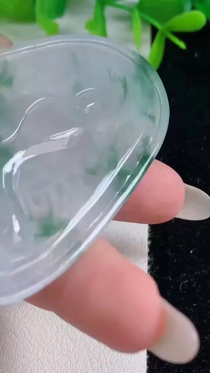 天然A货翡翠种飘花千手观音吊坠，尺寸66.6-43-6.6，重量:30.50g
10月20日