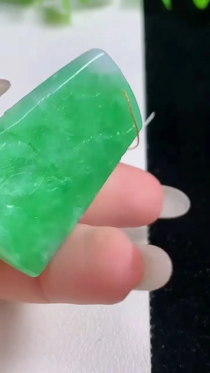 天然A货翡翠山水牌吊坠，尺寸41-25.7-8，重量:19.35g
10月20日