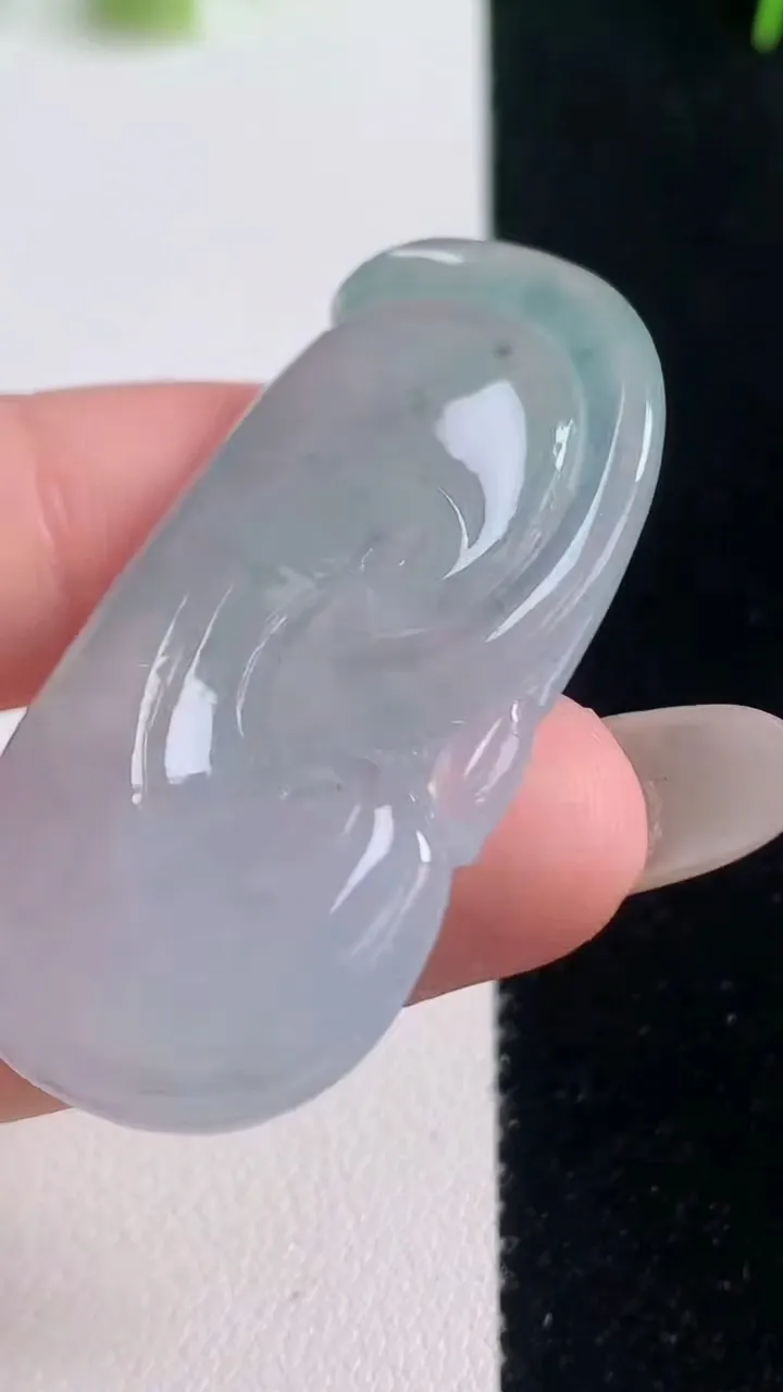 天然A货翡翠如意吊坠，尺寸44.7-23-4.3，重量:10.28g
10月20日