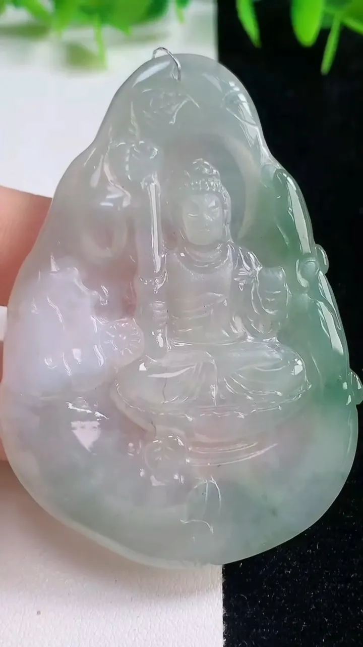 天然A货翡翠不动明王吊坠，尺寸66.4-46.3-4.3，重量:25.10g
10月20日