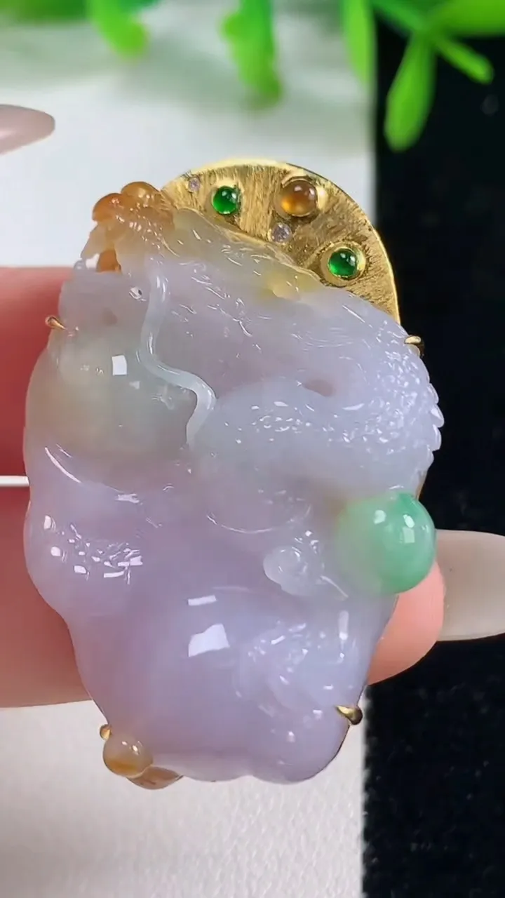 天然A货翡翠种春带彩紫罗兰龙牌吊坠，尺寸40.3-33-27.2-10，重量:21.32g
10月2