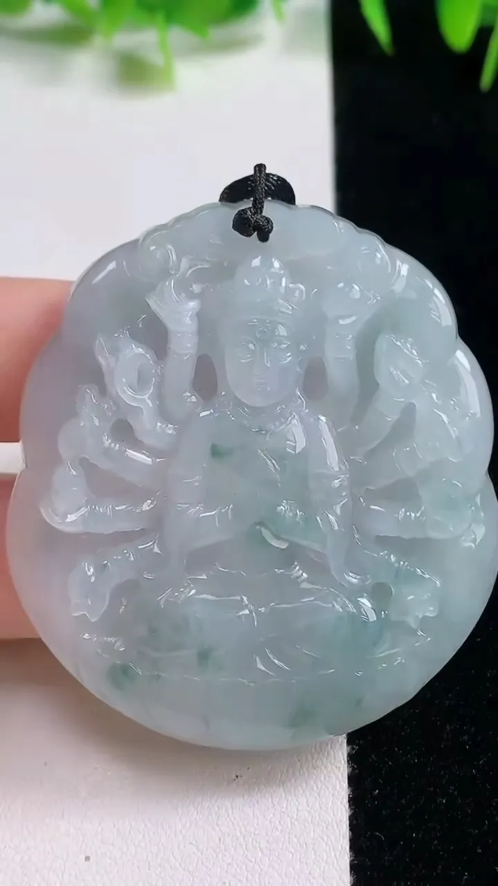 天然A货翡翠冰种飘花千手观音吊坠，尺寸50.2-45.5-6，重量:26.82g
10月20日