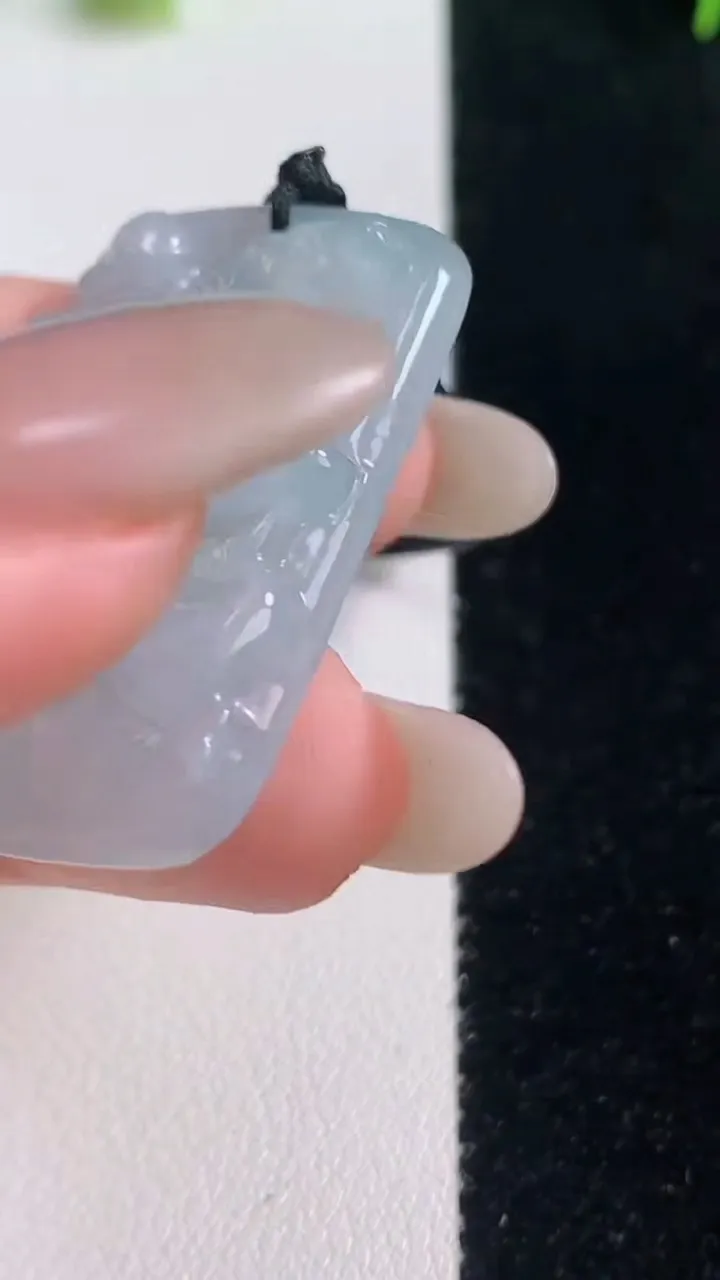 天然A货翡翠冰种飘花生肖马吊坠，尺寸37.3-24.8-5.2，重量:11.78g
10月20日