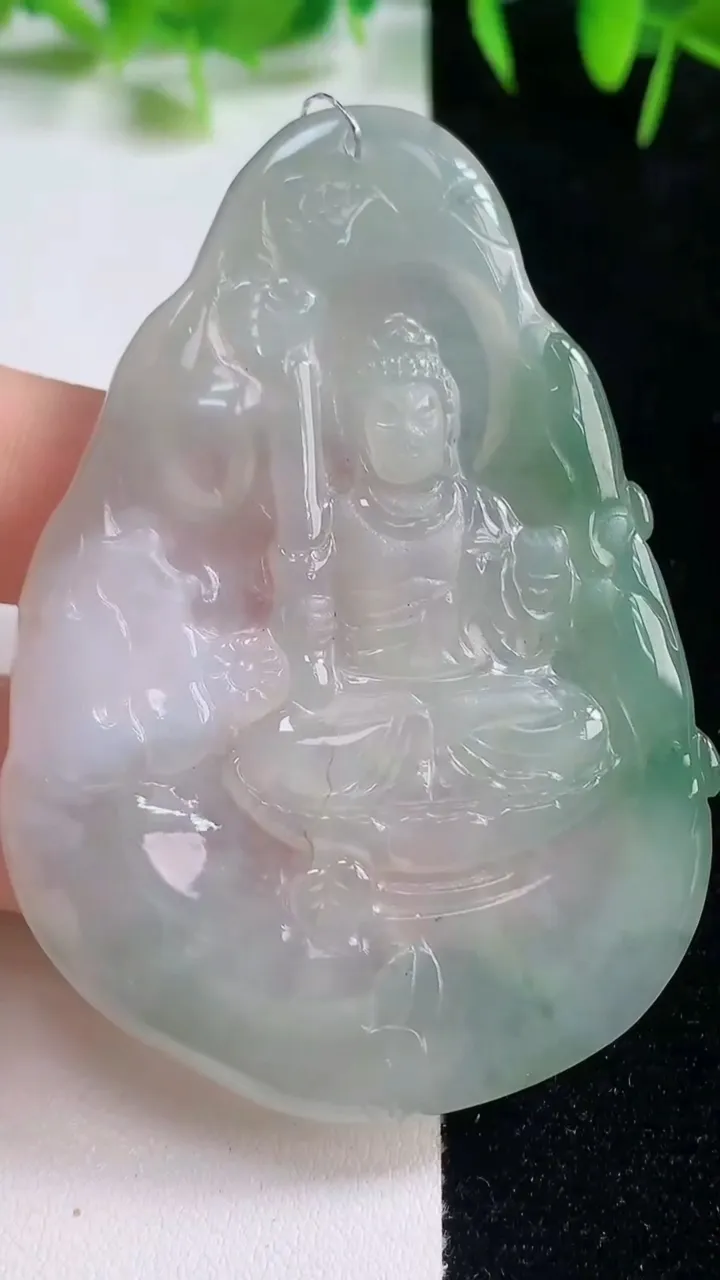 天然A货翡翠不动明王吊坠，尺寸66.4-46.3-4.3，重量:25.10g
10月20日