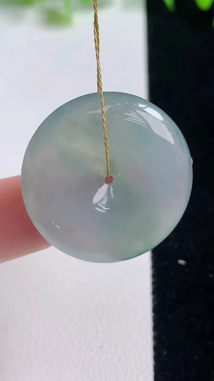天然A货翡翠平安扣吊坠，尺寸27.6-5.6，重量:9.01g
10月20日