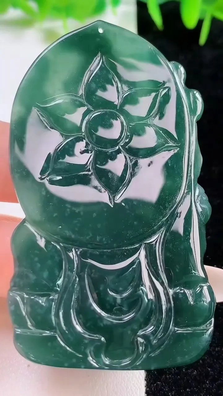 天然A货翡翠蓝水大势至菩萨吊坠，尺寸67-38-8，重:42.38g
10月20日