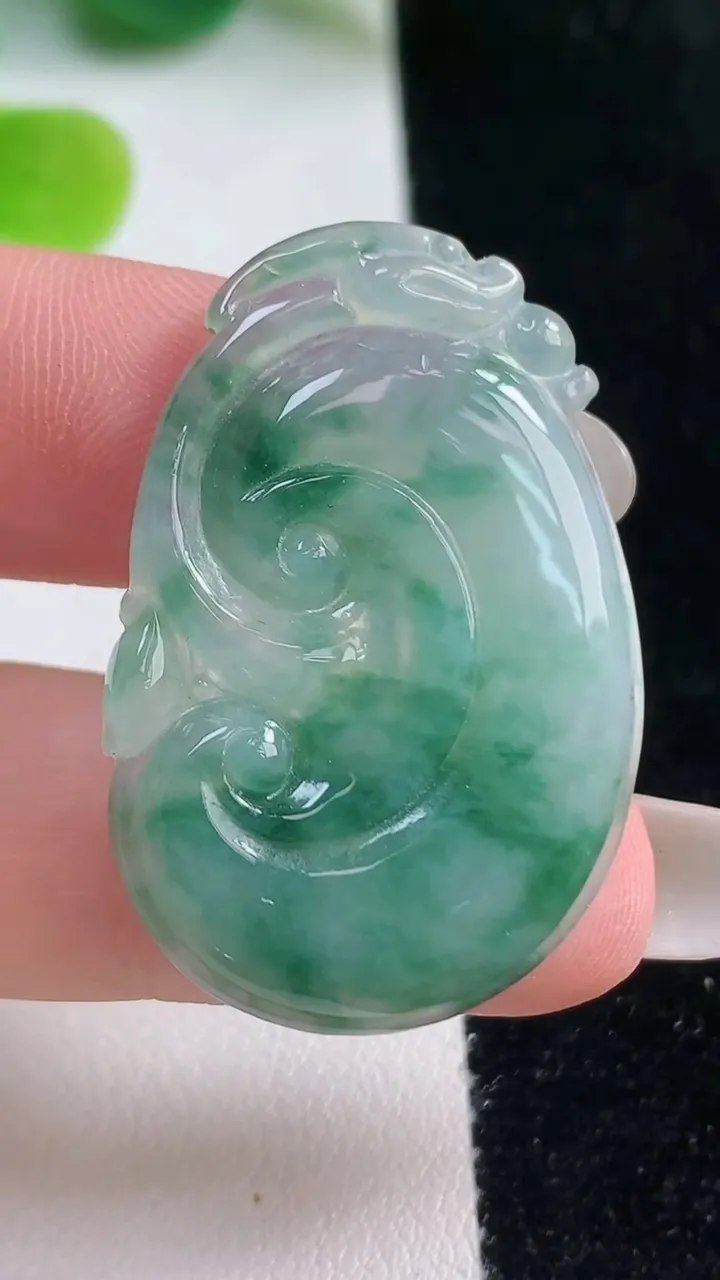 天然A货翡翠冰种飘花如意吊坠，尺寸36-24.5-3.8，重:6.05g
10月20日