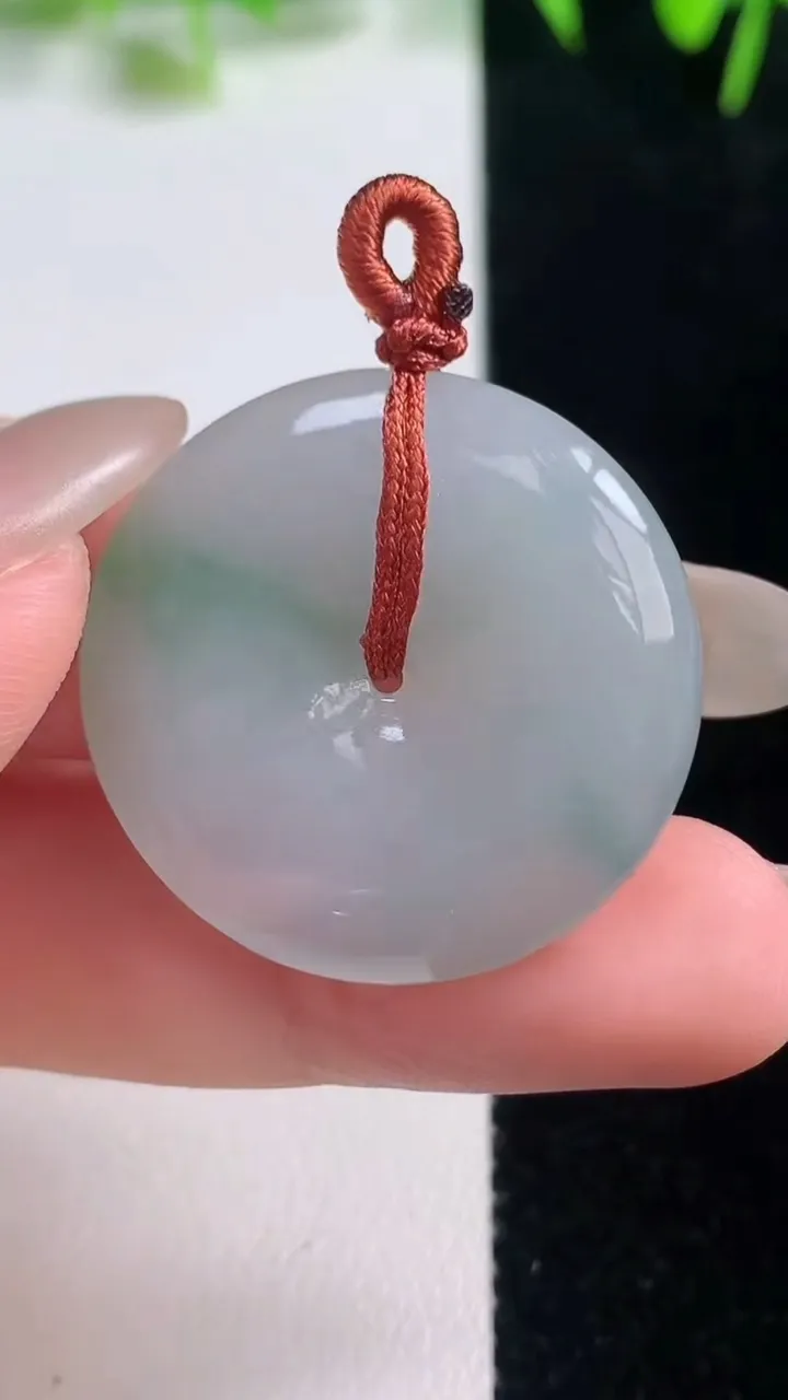 天然A货翡翠平安扣吊坠，尺寸28.6-6，重量:10.48g
10月20日