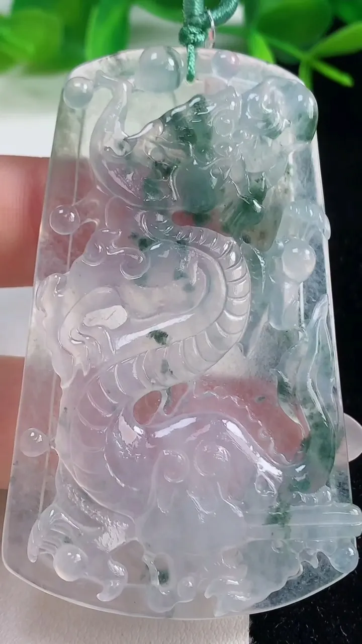 天然A货翡翠冰种飘花龙牌吊坠，尺寸66.2-40-5.4，重量:26.64g
10月20日