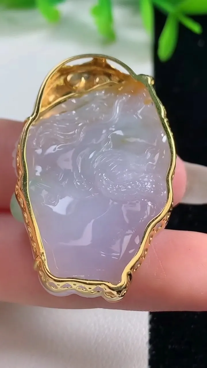 天然A货翡翠种春带彩紫罗兰龙牌吊坠，尺寸40.3-33-27.2-10，重量:21.32g
10月20日