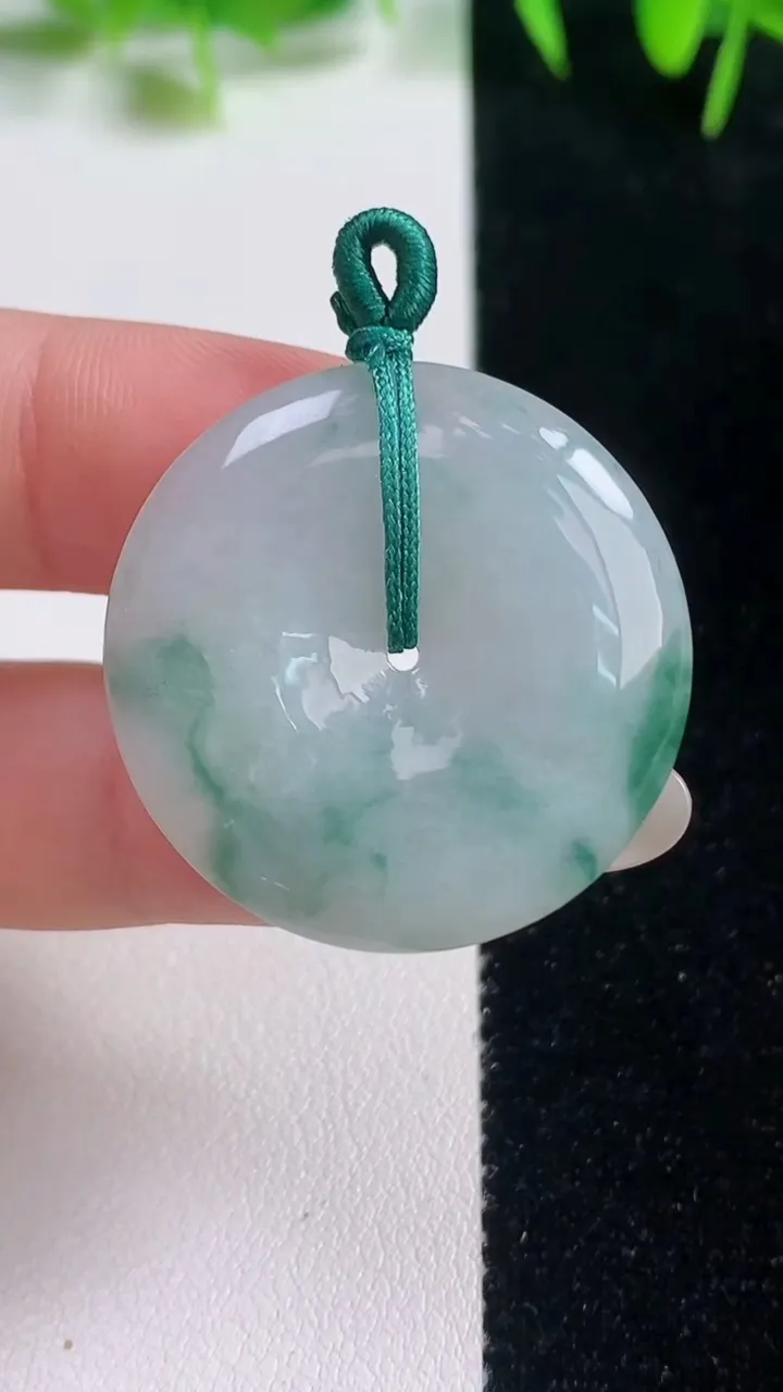 天然A货翡翠冰种飘花平安扣吊坠，尺寸30-5，重量:10.15g
10月20日