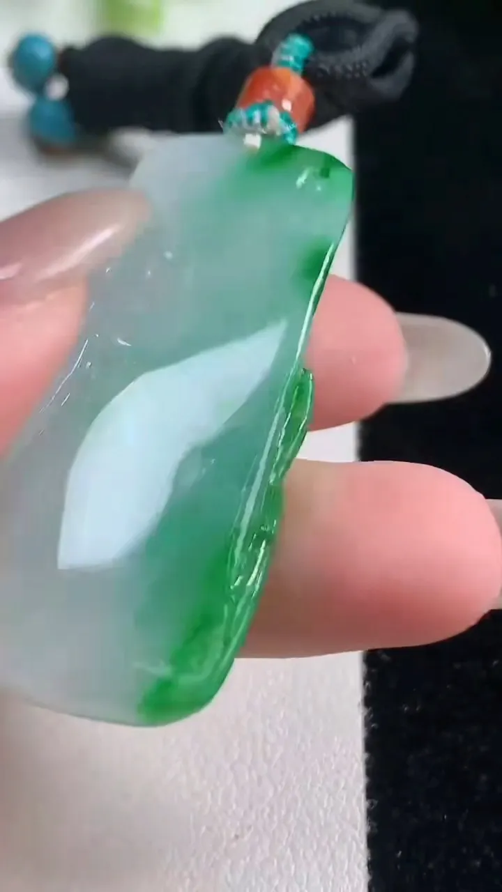 天然A货翡翠一鸣惊人吊坠，尺寸49-20.2-9.1，重量:20.50g
10月20日