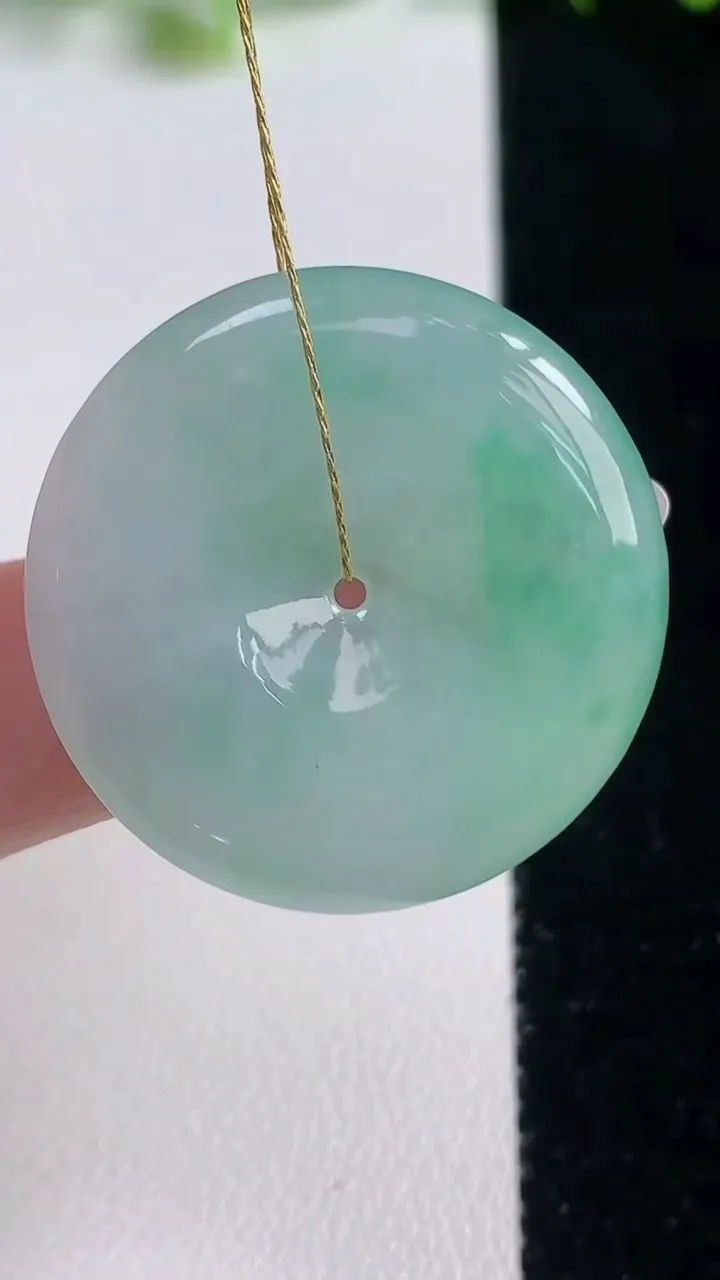 天然A货翡翠平安扣吊坠，尺寸28.2-5.4，重量:10.90g
10月20日