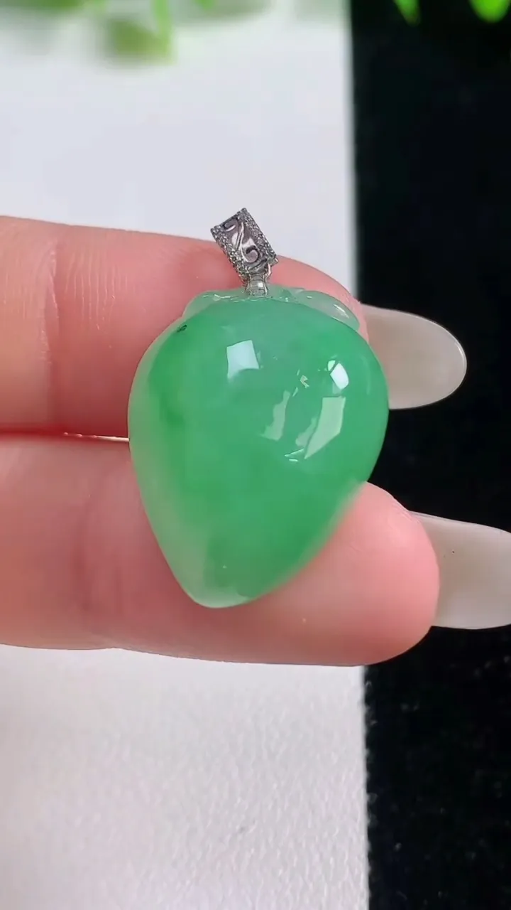 天然A货翡翠寿桃吊坠，尺寸21-17.3-9.4，重量:6.63g
10月20日